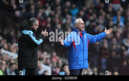 Mick McCarthy Gestures, directeur de la ville d'Ipswich, pendant le match, regardé par Paul Lambert, directeur de la Villa Aston (à gauche) pendant le match de troisième tour de la coupe FA à Villa Park, Birmingham. Banque D'Images