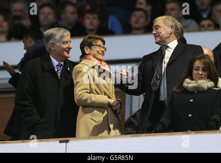 Le président du FA, David Bernstein (à gauche), parle avec le Trevor Brooking (à droite), directeur du développement du football de FA dans le supports Banque D'Images