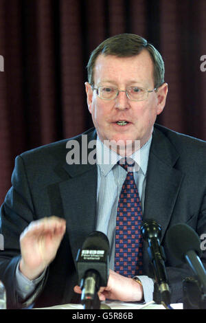Le Premier ministre d'Irlande du Nord et le chef du Parti unioniste d'Ulster, David Trimble, s'adresse aux médias lors de l'assemblée générale annuelle du Conseil unioniste d'Ulster à Belfast, où, par surprise, lors du discours de son dirigeant, il a appelé à un sondage sur une irlande unie . Banque D'Images