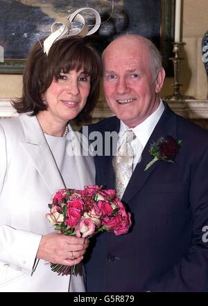 Le secrétaire d'Irlande du Nord, le Dr John Reid, avec sa femme née au Brésil, Carine Adler, après le mariage du couple dans le centre de Londres. Sa cérémonie de mariage a été une occasion familiale privée à laquelle ont assisté environ 70 familles et amis proches. Banque D'Images