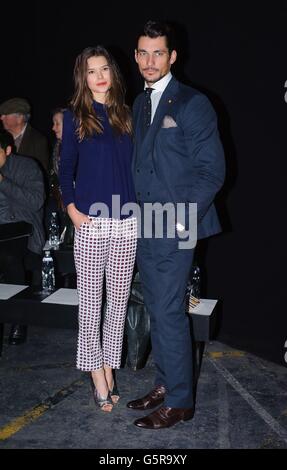 David Gandy (à droite) et Sarah Ann Macklin au spectacle de passerelle Oliver Spencer au Old Tri Office, Londres. Banque D'Images