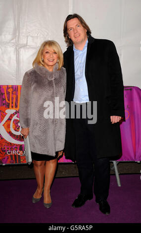 Elaine Paige arrive à la soirée d'ouverture du nouveau spectacle Kooza du Cirque de Soleil au Royal Albert Hall de Londres. Banque D'Images