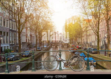 Des vélos sur le pont à Amsterdam Pays-Bas Banque D'Images