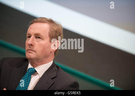 Taoiseach Enda Kenny lors d'une conférence de presse au château de Dublin après la visite du Collège des commissaires alors que l'Irlande commence sa présidence de l'UE. Banque D'Images