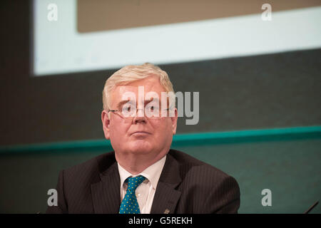 Tanaiste Eamon Gilmore lors d'une conférence de presse au château de Dublin après la visite du Collège des commissaires alors que l'Irlande commence sa présidence de l'UE. Banque D'Images