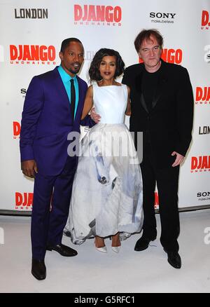 (De gauche à droite) Jamie Foxx, Kerry Washington et le directeur Quentin Tarantino arrivent pour la première de Django Unchained à l'Empire Leicester Square, Londres. Banque D'Images