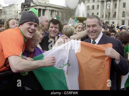 Mitchel McLaughlin, président de Sinn Fein, rencontre le public lors des célébrations de la St Patrick à Trafalgar Square à Londres. Banque D'Images