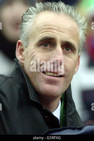 Mick McCarthy, directeur irlandais du football, au défilé du Festival de la Saint-Patrick. Les conditions météorologiques humides et misérable n'ont pas dissuadé les foules qui ont envahi les rues du centre de Dublin pour observer des groupes de marche et une procession colorée de 2,000 personnes * pour marquer le jour du Saint patron de l'Irlande. Banque D'Images