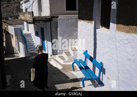 Une femme âgée promenades à travers le village d'Anogia, sur l'île de Crète en Grèce Banque D'Images