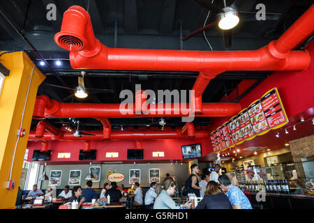 Miami Florida, la Granja Downtown, restaurant restaurants repas manger dehors café cafés bistrot, cuisine péruvienne style, intérieur intérieur, plafond exposé, i Banque D'Images