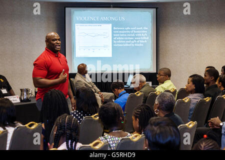 Miami Florida,Hyatt,hôtel,hébergement,Conférence nationale de prévention de la criminalité dans la communauté noire,adulte noir,adultes,homme hommes,orateur,parle,audienc Banque D'Images