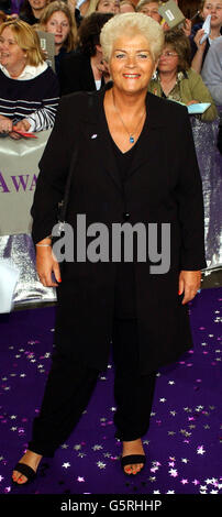 L'actrice EastEnders PAM St Clement arrive pour la quatrième édition annuelle des British SOAP Awards au BBC Television Center de Londres. La cérémonie est organisée par Matthew Kelly. Banque D'Images