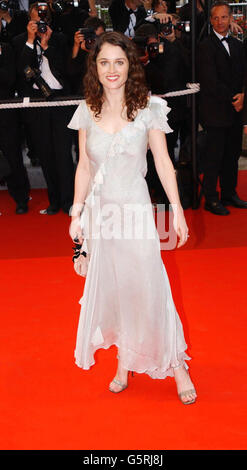 L'actrice Robin Tunney arrive à la première de l'amour en état de punch au Palais des Festival pendant le 55e Festival de Cannes. Banque D'Images