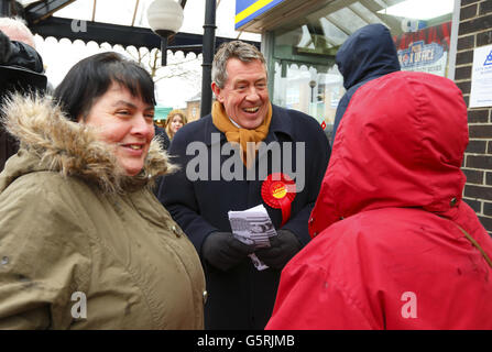 John Denham (au centre), député de la circonscription voisine de Southampton Itchen, fait campagne à Eastleigh, dans le Hampshire, en prévision d'une élection partielle provoquée par la démission de l'ancien ministre Chris Huhne après avoir admis avoir pervertir le cours de la justice suite à une infraction de vitesse. Banque D'Images