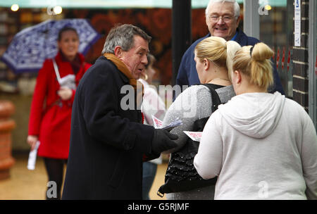 John Denham, député de la circonscription voisine de Southampton Itchen, fait campagne à Eastleigh, dans le Hampshire, en prévision d'une élection partielle provoquée par la démission de l'ancien ministre Chris Huhne après avoir admis avoir pervertir le cours de la justice suite à une infraction d'excès de vitesse. Banque D'Images