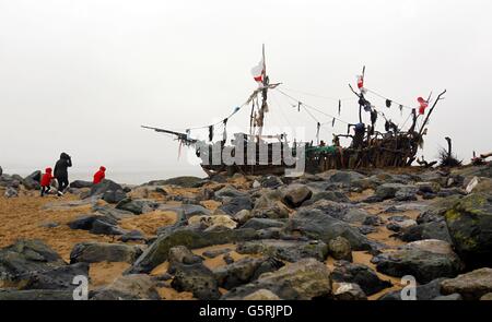 PHOTO AUTONOME.Un bateau pirate en bois flotté de la rivière Mersey par l'artiste Frank Lund de New Brighton, sur la plage de New Brighton, Liverpool. Banque D'Images