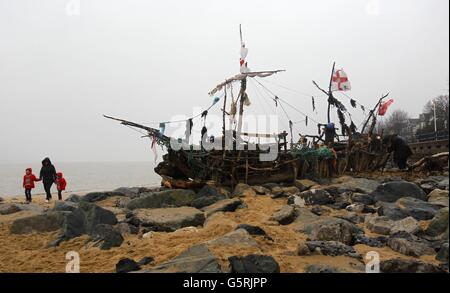 PHOTO. Un bateau pirate en bois flotté de la rivière Mersey par l'artiste Frank Lund de New Brighton, sur la plage de New Brighton, Liverpool. Banque D'Images
