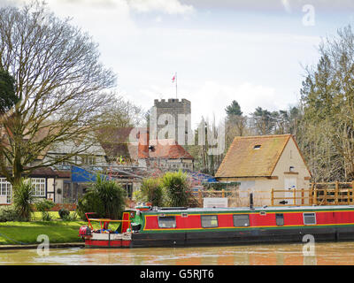 Un grand classique amarré à la Tamise dans Sonning, Berkshire, Royaume-Uni Banque D'Images