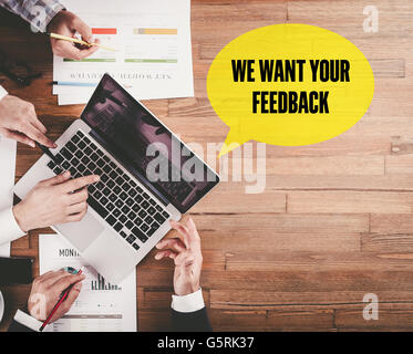 BUSINESS TEAM WORKING IN OFFICE AVEC VOTRE AVIS NOUS INTÉRESSE BULLE SUR 24 Banque D'Images