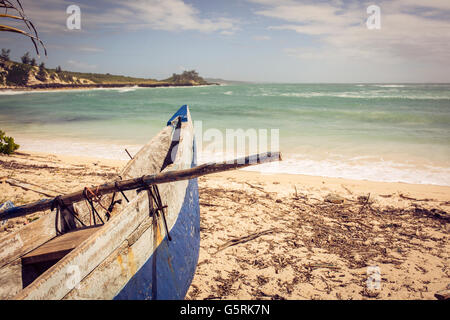 La traditionnelle en bois / bateau de pêche malgache piroga - sur la plage de sable de l'océan Indien à Madagascar, Afrique Banque D'Images