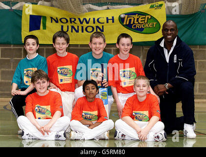 Tournoi de cricket de Norwich Union, Thetford, Norfolk.Région de Thetford.Retour à gauche - Shaun Bowden, Daniel White, Chris Cooper, Lian McIsaac entraîneur Mike Piggott.Avant gauche - Patrick Yates, Usmaan Iqbal, Matthew Terry. Banque D'Images