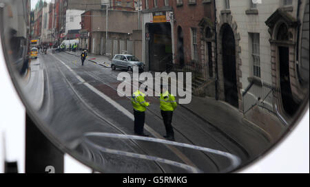 Gardai sur le théâtre d'un accident de la route mortel sur Abby Street Upper à Dublin aujourd'hui où une femme est morte après que la voiture lui a labouré près d'un arrêt Luas. Banque D'Images