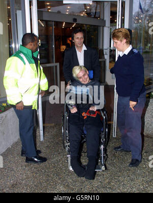 Diane Pretty avec son mari Brian quitte son hôtel à Strasbourg, France pour une audience à la Cour européenne des droits de l'Homme.La mère de deux enfants de Luton, dans le Bedfordshire, a pris son droit de mourir pour combattre devant la Cour.* l'enfant de 43 ans va à la cour pour entendre ses avocats arguer du refus du gouvernement britannique de lui permettre de se suicider avec l'aide de son mari a été inhumain, dégradant et a violé ses droits humains.Mme Pretty, paralysée par la maladie des motoneurones, se déplace devant la Cour française dans l'espoir que les juges renverseront une décision du Law Lords qui a aidé Banque D'Images