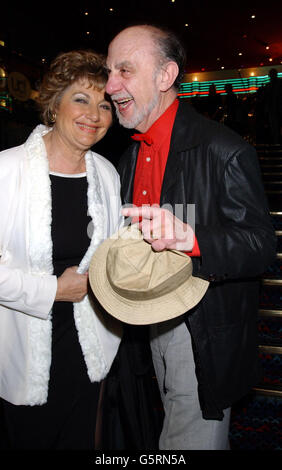 Les parents de Sacha Baron Cohen arrivent à l'Empire Cinema de Leicester Square à Londres, pour la première d'Ali G InDaHouse. Banque D'Images