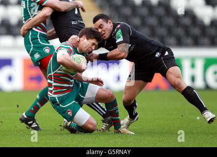 Rugby Union - Heineken Cup - Pool Two - Ospreys / Leicester Tigers - Liberty Stadium.Ospreys' Kahn Fotuali'i cols Leicester Tigers Ben Youngs pendant le match Heineken Cup Pool Two au Liberty Stadium, Swansea. Banque D'Images