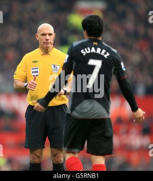 Football - Barclays Premier League - Manchester United / Liverpool - Old Trafford.L'arbitre Howard Webb (à gauche) parle avec Luis Suarez de Liverpool (à droite) Banque D'Images