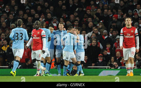 Edin Dzeko (au centre) de Manchester City célèbre le deuxième but de son équipe lors du match de la Barclays Premier League à l'Emirates Stadium, Londres. APPUYEZ SUR PHOTO D'ASSOCIATION. Date de la photo: Dimanche 13 janvier 2013. Voir PA Story FOOTBALL Arsenal. Le crédit photo devrait se lire : Anthony Devlin/PA Wire. Banque D'Images