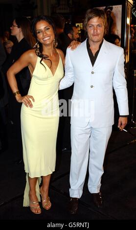 L'actrice Leonor Varela et l'actrice Norman Reedus arrivent à la première de leur nouveau film 'Blade II' au Mann's Chinese Theatre à Hollywood, Los Angeles. Banque D'Images