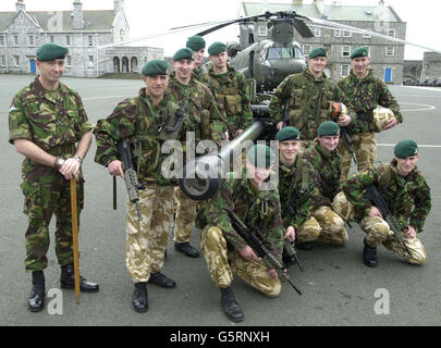 Le Sgt régimentaire Major Jock Barclay (à gauche) de Plymouth avec des soldats de l'Artillerie royale du 29 Commando Regiment au cours d'un exercice d'entraînement avec un fusil léger de 105 mm et un hélicoptère Chinook à la Citadelle royale de Plymouth. * les soldats du 29 Régiment Commando de l'Artillerie royale seront déployés en Afghanistan dans les prochains jours, avec cent quatre-vingts soldats du Régiment fournissant un appui d'artillerie à 45 Marines royales Commando dans des opérations contre les forces des Taliban et d'Al-Qaïda. Banque D'Images