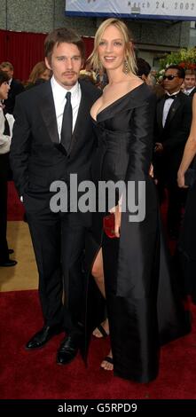 Ethan Hawke et Uma Thurman arrivent au 74e Annual Academy Awards (Oscars) au Kodak Theatre à Hollywood, Los Angeles.UMA porte une robe de Jean Paul Gaultier et Ethan est à Helmut Lang. Banque D'Images