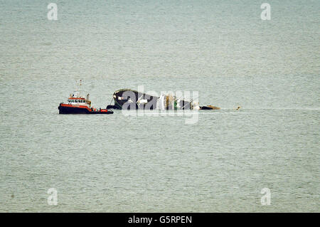 Le moto Vessel Emsstrom coule dans la mer. Le bateau a été remorqué par le Christos XXII et a fini par endommager le remorqueur dans les eaux au large de Hope's Nose, près de Torbay, Devon. Banque D'Images