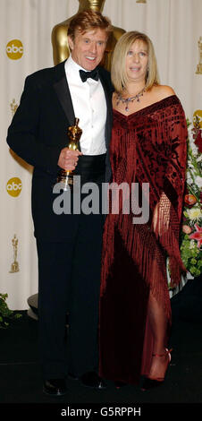 Barbra Streisand, qui a remis un prix honorifique à Robert Redford lors du 74e Annual Academy Awards (Oscars) au Kodak Theatre de Hollywood, Los Angeles. Banque D'Images