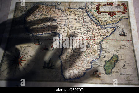 Un membre du personnel possède une carte Gerard de Jode de l'Afrique à Édimbourg, vers 1570, et d'une valeur de 1,200 £, qui sera vendue aux enchères par Lyon et Turnbull. Banque D'Images