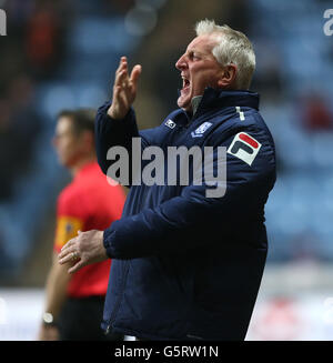 Football - npower football League One - Coventry City / Tranmere Rovers - Ricoh Arena.Ronnie Moore, le Manager de Tranmere Rovers, crie à ses joueurs Banque D'Images