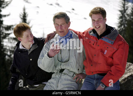 Le prince Harry, à gauche, qui a été frappé de fièvre glandulaire, rejoint son père le prince de Galles et frère le prince William, lors d'une séance photo le premier jour de leur semaine privée de vacances de ski à Klosters, en Suisse. * le jeune prince est censé avoir eu l'infection pendant au moins une semaine et a été vu par un médecin. Mais cela n'empêche pas le sportif de 17 ans de faire du ski. Les patients sont souvent posés bas pendant des semaines, mais Harry prend sur les pentes suggère que c'est une forme légère de la condition. Il n'y a pas de remède pour la fièvre de la gladulaire, qui peut se reproduire à plusieurs reprises par le biais d'un Banque D'Images