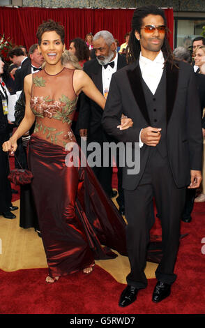 L'actrice Halle Berry arrive avec son mari Eric Benet au 74e Annual Academy Awards (Oscars) au Kodak Theatre à Hollywood, Los Angeles. Elle porte une robe d'Elie Saab. Banque D'Images