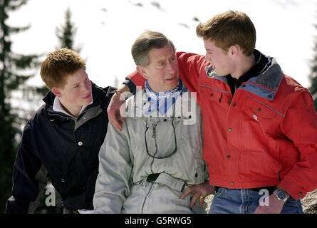 Le prince Harry, à gauche, qui a été frappé de fièvre glandulaire, rejoint son père le prince de Galles et frère le prince William, lors d'une séance photo le premier jour de leur semaine privée de vacances de ski à Klosters, en Suisse. Banque D'Images