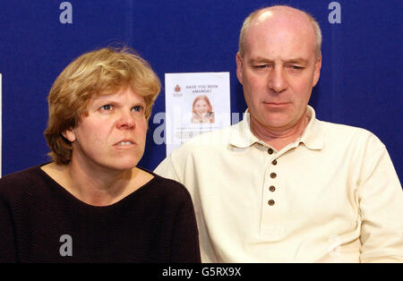 Sally et Bob Dowler, les parents d'Amanda Dowler, une adolescente disparue de Surrey, renouvellent leur appel à l'information au poste de police de Staines, à Surrey. Amanda, connue par ses amis et sa famille sous le nom de Milly, a disparu alors qu'elle a marché jusqu'à sa maison à Walton-on-Thames. * Surrey, de la gare à proximité. Banque D'Images