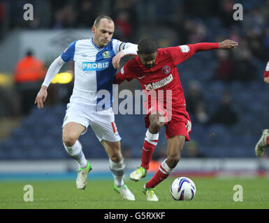 Danny Murphy de Blackburn Rovers s'attaque à Bradley Pritchard de Charlton Athletic (à droite) Banque D'Images