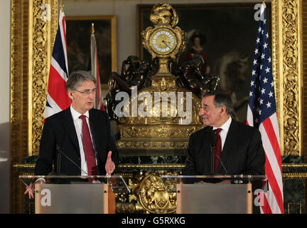 Le secrétaire à la Défense Philip Hammond (à gauche) et le secrétaire américain à la Défense Leon Panetta, lors d'une conférence de presse sur la crise des otages en Algérie à Lancaster House, dans le centre de Londres. Banque D'Images