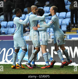 Stephen Elliott de Coventry City (deuxième à droite) célèbre avec ses coéquipiers après avoir obtenu le but d'ouverture du match contre Oldham Athletic.pendant le match npower League One à la Ricoh Arena de Coventry. Banque D'Images