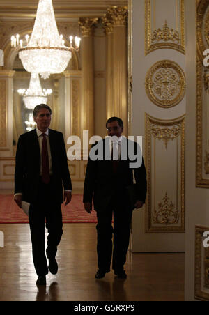 Le secrétaire à la Défense Philip Hammond (à gauche) et le secrétaire américain à la Défense Leon Panetta arrivent pour une conférence de presse à Lancaster House, dans le centre de Londres. APPUYEZ SUR ASSOCIATION photo. Date de la photo: Samedi 19 janvier 2013. Voir PA Story TERREUR Algérie. Le crédit photo devrait se lire: Yui Mok/PA Wire Banque D'Images