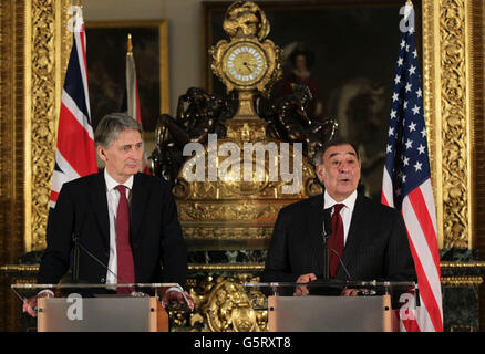 Le secrétaire à la Défense Philip Hammond (à gauche) et le secrétaire américain à la Défense Leon Panetta lors d'une conférence de presse sur la crise des otages en Algérie à Lancaster House, dans le centre de Londres. APPUYEZ SUR ASSOCIATION photo. Date de la photo: Samedi 19 janvier 2013. Voir PA Story TERREUR Algérie. Le crédit photo devrait se lire: Yui Mok/PA Wire Banque D'Images