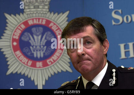 Le gendarme Sir Anthony Burden, chef de la police du pays de Galles du Sud, à la conférence de presse « Dptapis » à Bridgend, au sud du pays de Galles. 27/02/03 : UNE force de police a exhorté aujourd'hui le public à signaler les agents qu'elle estime racistes. La police du sud du pays de Galles distribue des affiches faisant état d'un numéro de plainte confidentiel que les gens peuvent appeler s'ils estiment avoir été traités injustement en raison de leur couleur ou de leur origine ethnique. Le gendarme en chef Sir Anthony Burden a déclaré qu'il ne tolérerait pas le racisme ou la discrimination de la part de ses officiers ou membres du personnel de soutien. Banque D'Images