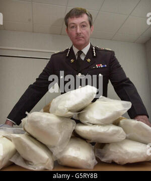 Le chef de la police du pays de Galles du Sud, l'agent Sir Anthony Burden, dont la valeur en gros est de 170,000 (environ 10,000 dans chaque sac), provient d'un seul trajet de médicaments à base d'amphétamines récupérés à Bridgend, dans le sud du pays de Galles. Banque D'Images