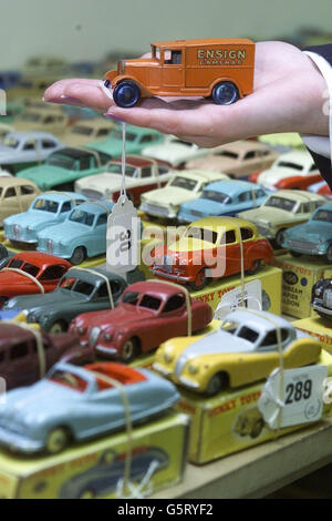 Collection de Dinky Toys et voitures Banque D'Images